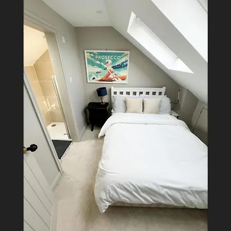 Charming 3-Bed House In Guildford Villa Exterior photo