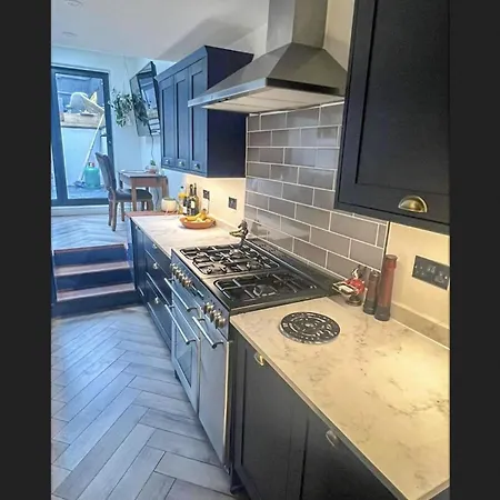 Charming 3-Bed House In Guildford Villa Exterior photo