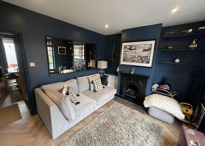 Charming 3-Bed House In Guildford